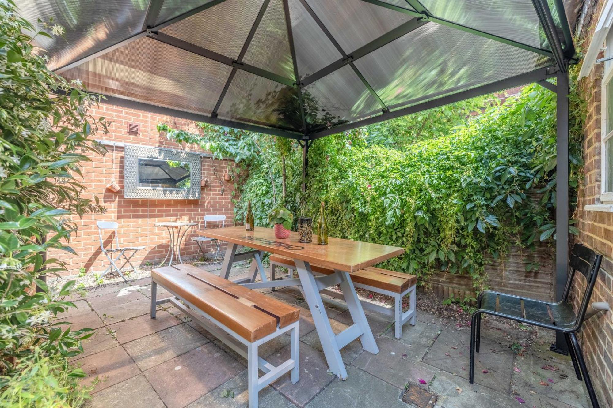 Villa 2Bed 2Bath Near Windsor *