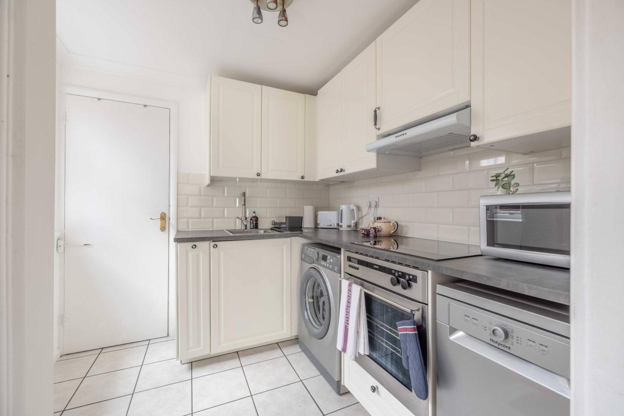 2Bed 2Bath Near Windsor Villa *